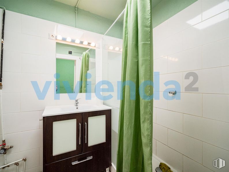 Local en venta en Calle Segovia, Arganzuela, Madrid, 28005 con ebanistería, espejo, edificio, casa, grifo, accesorios de fontanería, interiorismo, cuarto de baño, madera y fregadero alrededor