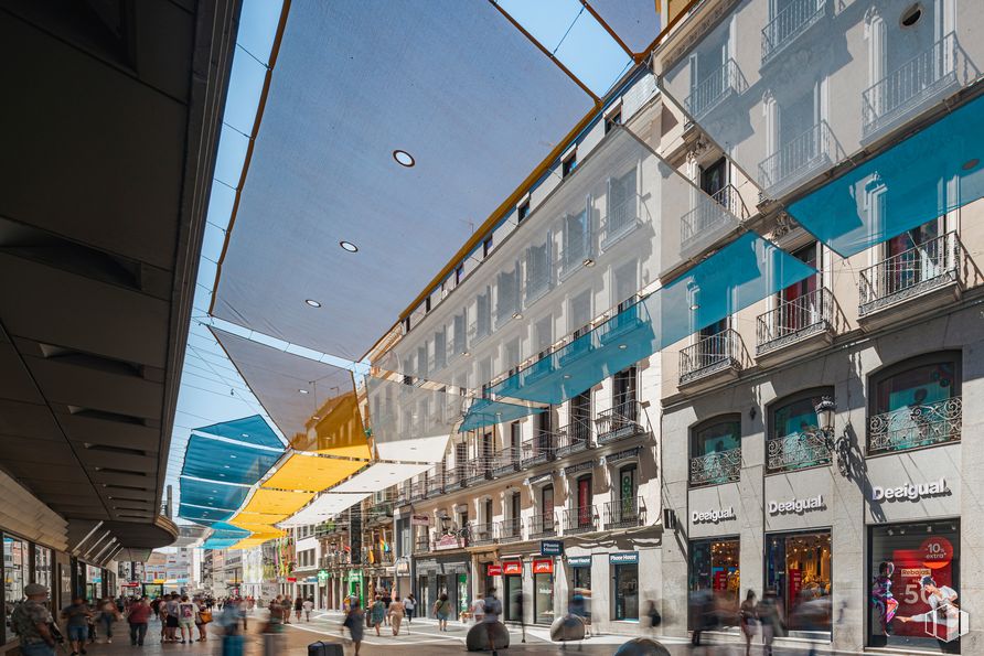 Retail for rent at Zona centro, Centro, Madrid, 28013 with metropolitan area, pedestrian, commercial building, mixed-use, metropolis, travel, shade, high-rise building, walking and daylighting around