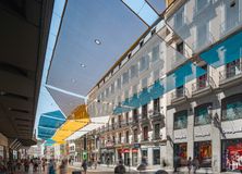 Retail for rent at Zona centro, Centro, Madrid, 28013 with metropolitan area, pedestrian, commercial building, mixed-use, metropolis, travel, shade, high-rise building, walking and daylighting around