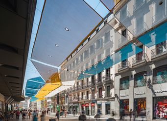 Retail for rent at Zona centro, Centro, Madrid, 28013 with metropolitan area, pedestrian, commercial building, mixed-use, metropolis, travel, shade, high-rise building, walking and daylighting around