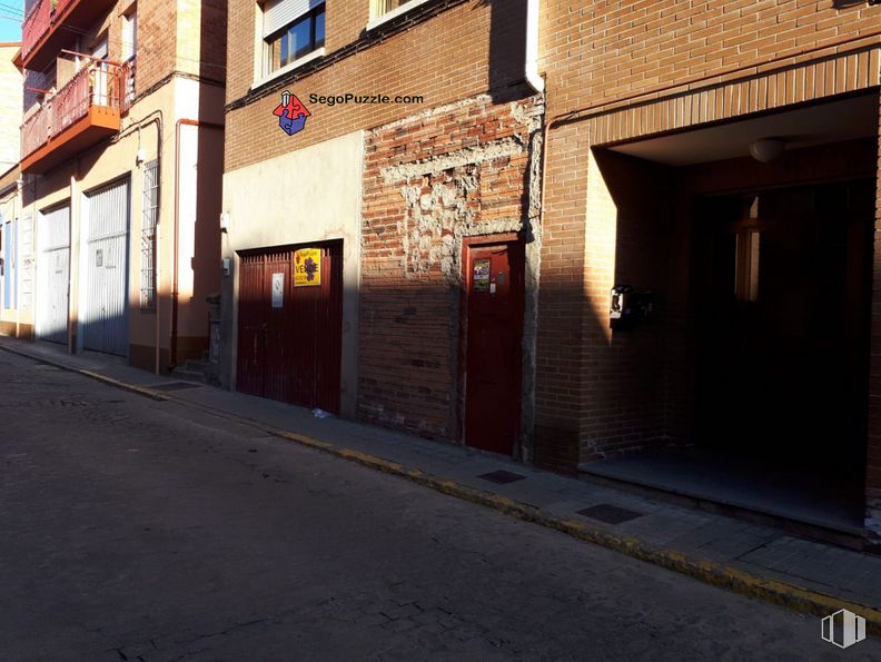 Retail for sale at Zona San Lorenzo, Segovia, 40003 with window, door, road surface, amber, wood, brick, asphalt, building, residential area and brickwork around