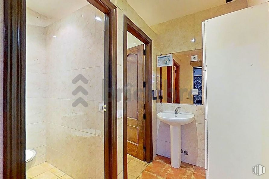 Retail for sale at C.C. Zocoslada, Avenida España, 23, Coslada, Madrid, 28820 with sink, mirror, tap, building, plumbing fixture, bathroom, fixture, house, wood and floor around