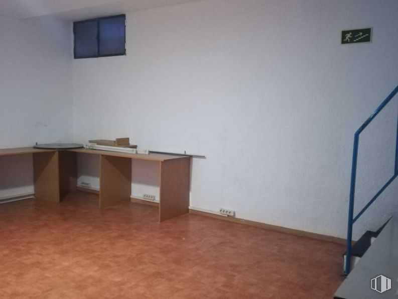 Local en venta en Zona Centro, Boadilla del Monte, Madrid, 28660 con escritorio, mesa, mueble, ventana, edificio, madera, piso, suelo, línea y pared alrededor