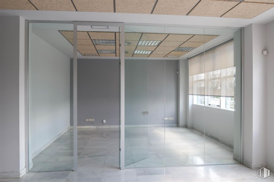 Oficina en alquiler y venta en Calle Chile, Las Rozas de Madrid, Madrid, 28290 con suelos, suelo, interiorismo, techo, vidrio, alumbrado, material compuesto, puerta, gris y transparencia alrededor