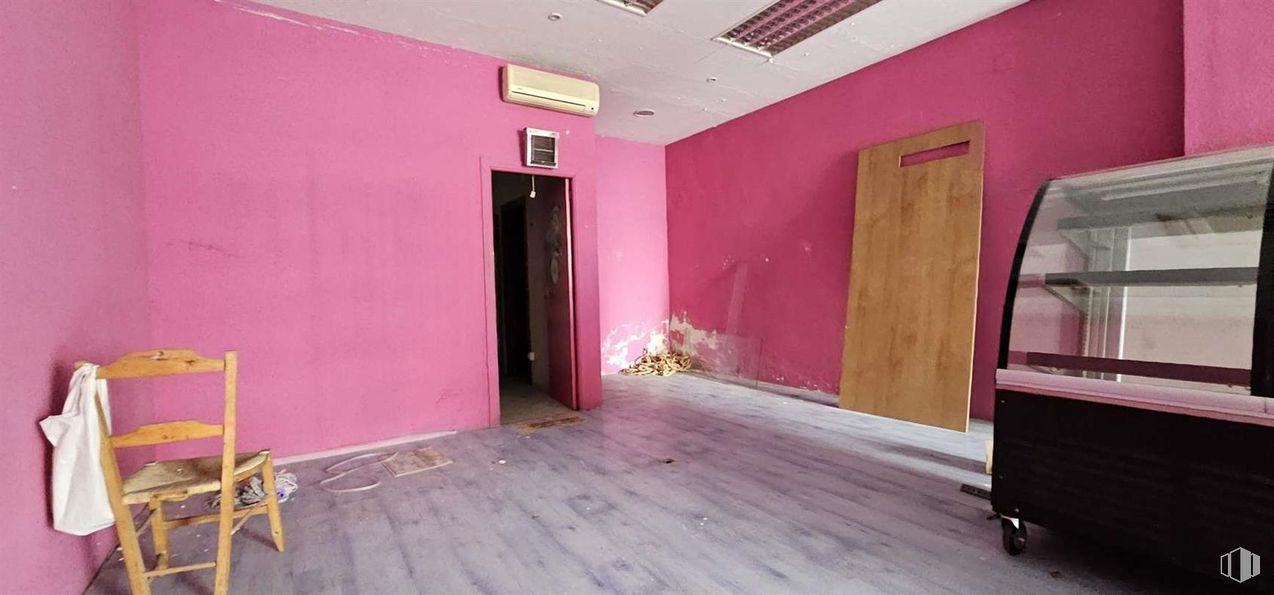 Retail for rent at Calle Retamosillo, 5, Toledo, 45007 with door, chair, purple, interior design, wood, floor, flooring, hall, wall and building around