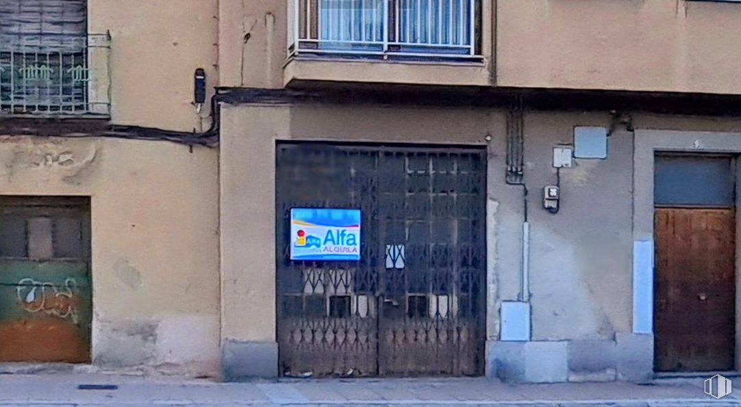 Local en alquiler en Avenida Vía Roma, Segovia, 40003 con puerta, ventana, accesorio, madera, gas, fachada, material compuesto, fuente, tintes y matices y edificio alrededor