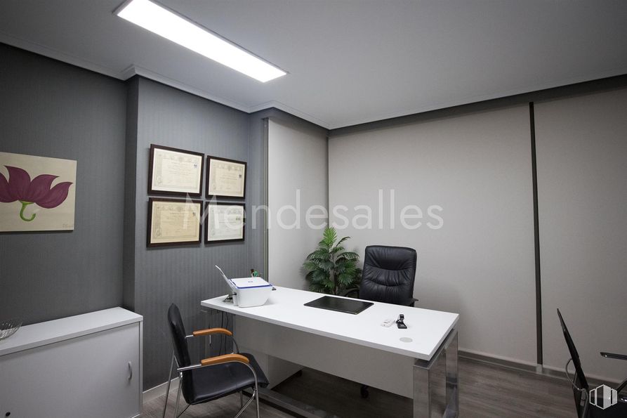 Local en venta en Avenida Constitución, Móstoles, Madrid, 28931 con silla, escritorio, lámpara, alumbrado, planta de interior, mueble, interiorismo, silla de oficina, mesa y techo alrededor