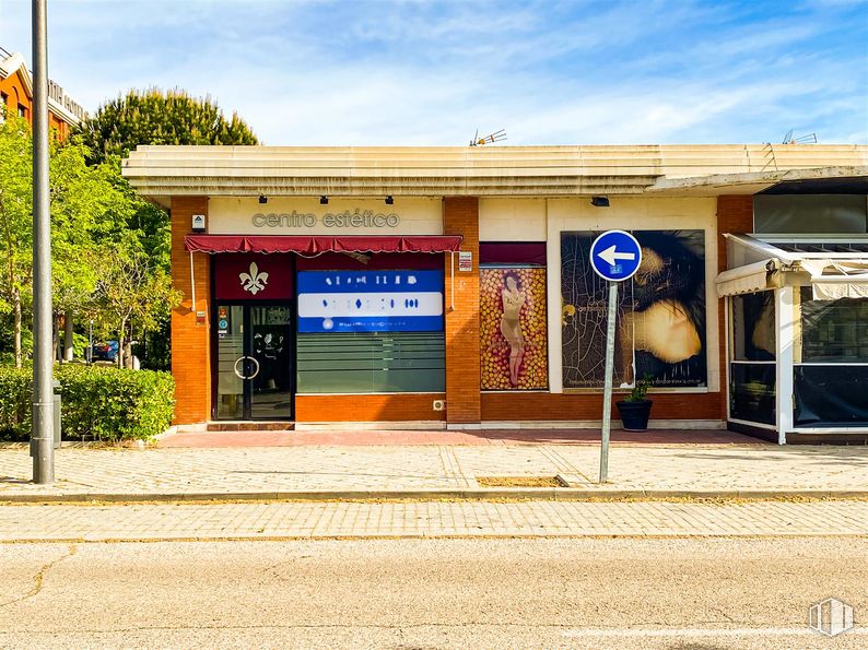 Local en alquiler en Calle Luis Buñuel, 1, Pozuelo de Alarcón, Madrid, 28223 con edificio, planta, cielo, nube, árbol, sombra, superficie de la carretera, luz de la calle, asfalto y gas alrededor