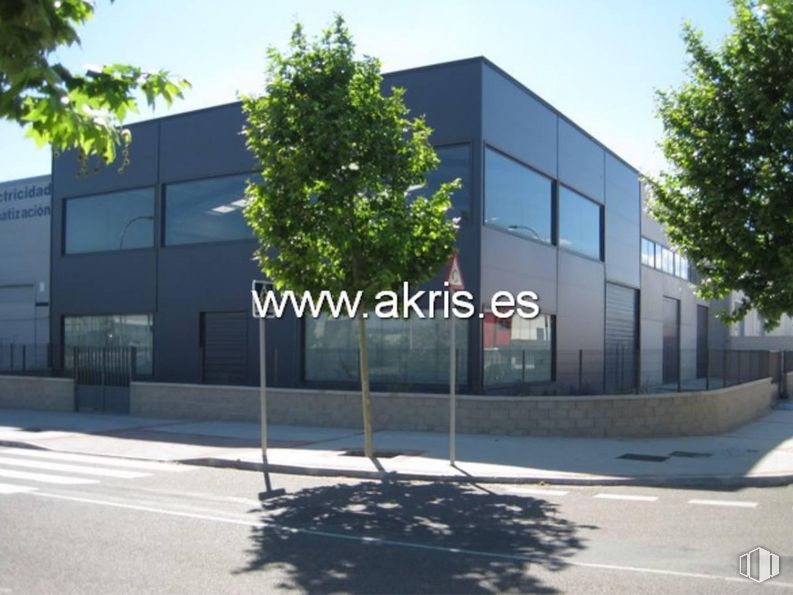 Industrial for sale at Calle Toneleros, Torrijos, Toledo, 45500 with window, building, daytime, sky, plant, tree, urban design, shade, asphalt and road surface around