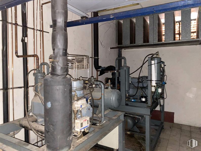 Industrial for sale at Calle Yegros, 34, Mora, Toledo, 45400 with valve, pumping station, cylinder, industry, gas, engineering, steel casing pipe, machine, auto part and metal around