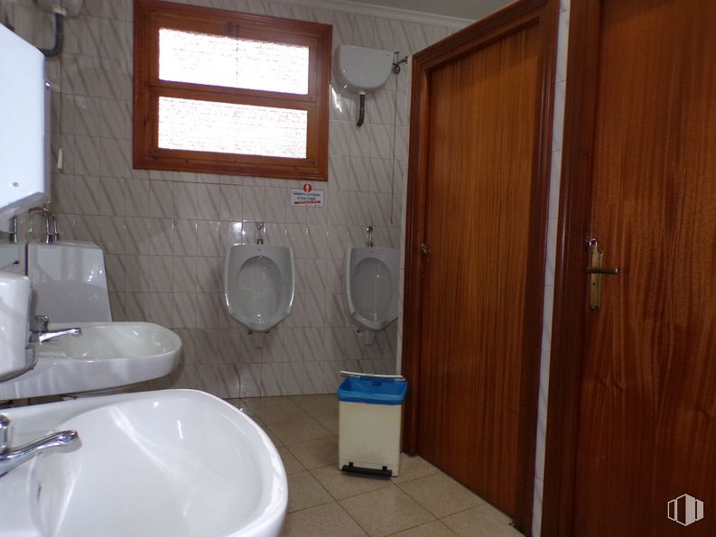 Retail for sale at Calle Convento, Tembleque, Toledo, 45780 with sink, window, toilet, wardrobe, tap, brown, property, plumbing fixture, bathroom sink and bathroom around