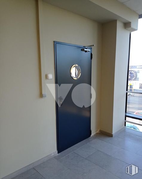 Oficina en alquiler y venta en Avenida Castilla, Torrejón de Ardoz, Madrid, 28830 con puerta, edificio, accesorio, exterior del automóvil, madera, suelos, suelo, puerta del vehículo, fachada y vidrio alrededor