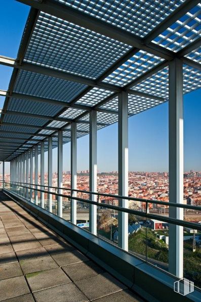 Oficina en alquiler en Torre Indocentro, Calle Retama, 7, Arganzuela, Madrid, 28045 con puente, cielo, tiempo de día, propiedad, luz, sombra, edificio, accesorio, ventana, bloque de pisos y arquitectura alrededor