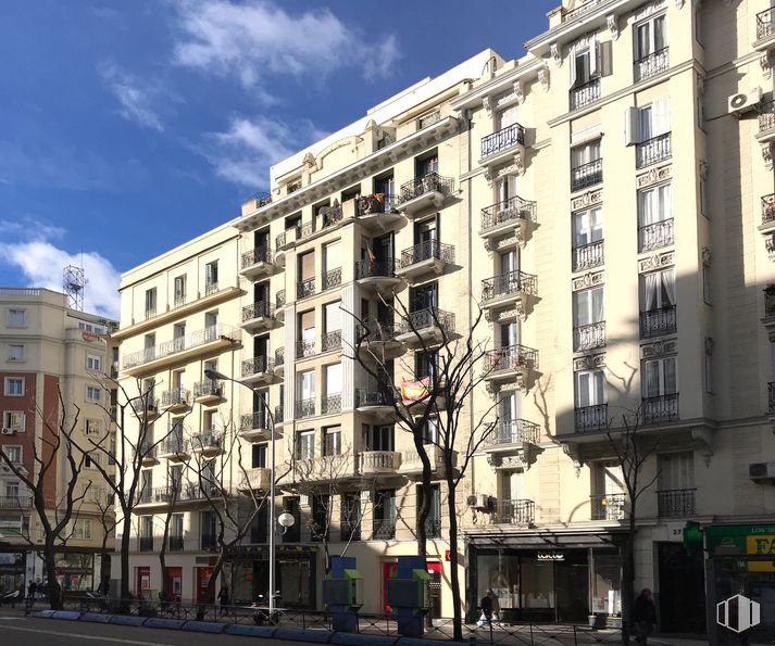 Retail for sale at Calle Conde de Peñalver, Salamanca, Madrid, 28006 with building, cloud, sky, daytime, property, window, urban design, condominium, neighbourhood and tower block around