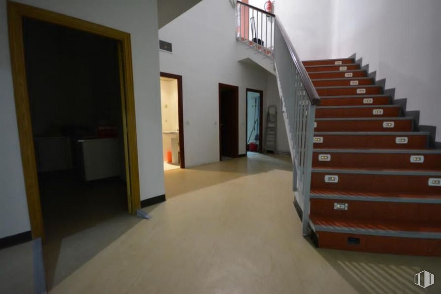 Local en alquiler en Zona Centro, Alcorcón, Madrid, 28921 con escaleras, accesorio, madera, puerta, piso, suelo, pasillo, madera, techo y pintura alrededor