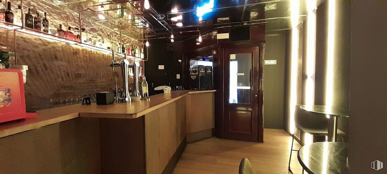 Retail for rent at Zona Huertas - Cortes, Centro, Madrid, 28005 with door, interior design, ceiling, wood stain, light fixture, restaurant, hardwood, varnish and bar around