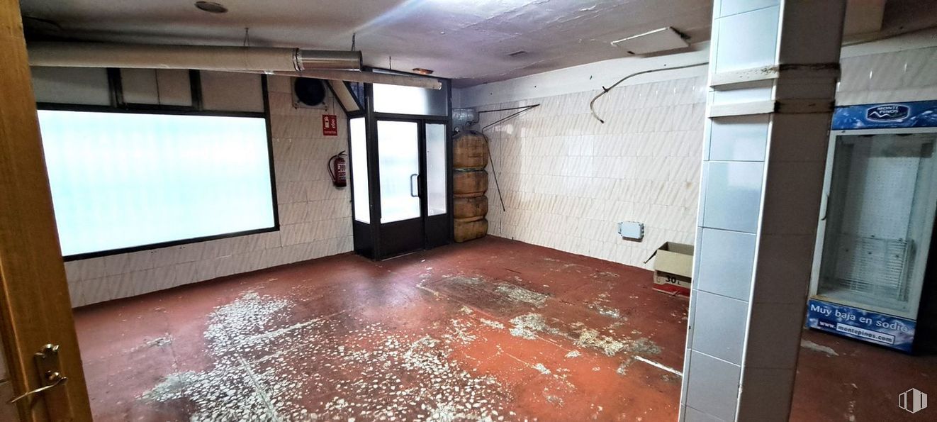 Retail for rent at Calle Panaderos, Manzanares el Real, Madrid, 28410 with window, fixture, wood, flooring, floor, wall, composite material, building material, ceiling and door around