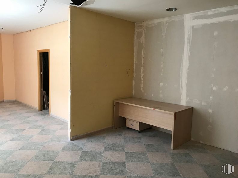 Local en alquiler y venta en Calle Sierra Gorda, Villa de Vallecas, Madrid, 28031 con mesa, edificio, ventilador de techo, madera, interiorismo, arquitectura, piso, suelo, sombra y casa alrededor