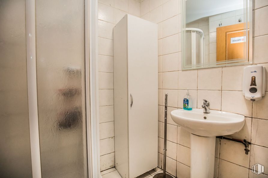 Retail for sale at Calle Manuel Gómez Moreno, Ávila, 05003 with sink, mirror, tap, plumbing fixture, property, building, bathroom sink, bathroom, purple and interior design around