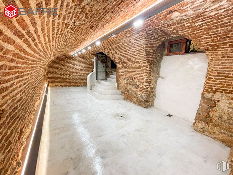 Local en venta en Calle Escorial, Centro, Madrid, 28004 con marco, ladrillo, albañilería, techo, material de construcción, madera, carretera, arco, túnel y edificio alrededor