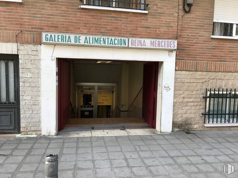 Local en alquiler y venta en  Galería de Alimentación Reina Mercedes, Pozuelo de Alarcón, Madrid, 28223 con ventana, puerta, edificio, accesorio, albañilería, ladrillo, superficie de carretera, fachada, madera y gas alrededor