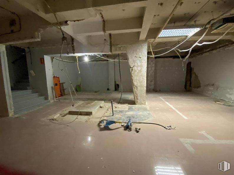 Retail for sale at Zona Arguelles, Moncloa - Aravaca, Madrid, 28008 with floor, flooring, gas, machine, ceiling, building, electrical wiring, room, ladder and composite material around