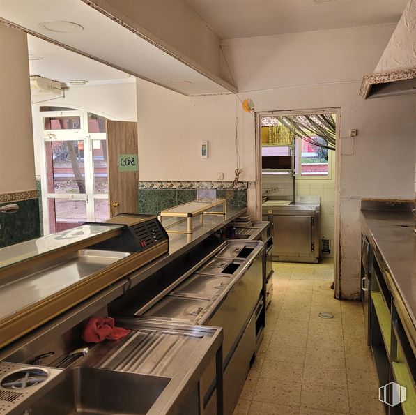 Local en venta en Calle Hornachos, Puente de Vallecas, Madrid, 28053 con interiorismo, suelos, techo, encimera, alumbrado, suelo, cocina, restaurante, lámpara y aparato de cocina alrededor