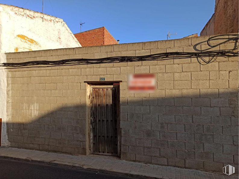 Land for sale at Calle Lagunilla, Las Pedroñeras, Cuenca, 16660 with door, building, sky, property, wood, road surface, brick, building material, material property and facade around