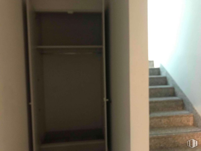 Oficina en alquiler en Zona Diversia, Alcobendas, Madrid, 28108 con armario, accesorio, madera, escaleras, material compuesto, pintura, puerta, madera, pavimentos y vidrio alrededor