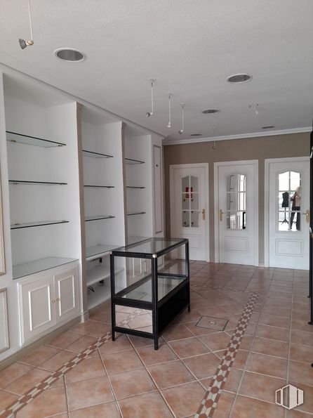 Local en alquiler en Avenida Lisboa, 8, Alcorcón, Madrid, 28924 con mesa, puerta, propiedad, interiorismo, accesorio, suelos, suelo, madera, hall y línea alrededor