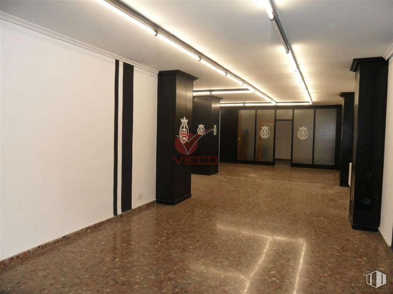 Retail for sale & for rent at Zona Centro, Cuenca, 16004 with hall, flooring, floor, wall, fixture, building, ceiling, door, event and concrete around