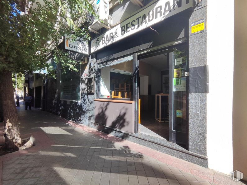 Local en venta en Calle Delicias, Arganzuela, Madrid, 28045 con edificio, planta, superficie de la carretera, asfalto, diseño urbano, árbol, ventana, acera, fachada y carretera alrededor