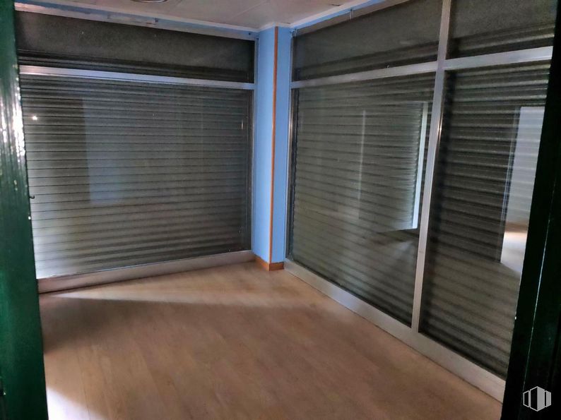 Retail for sale at Calle Arroyo Fontarrón, Moratalaz, Madrid, 28030 with window blind, building, wood, shade, fixture, automotive exterior, flooring, floor, hardwood and wood stain around