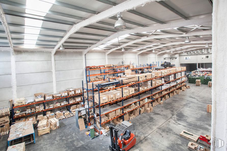 Industrial for sale at Calle Segura, 1, Mejorada del Campo, Madrid, 28840 with wood, architecture, hall, building, flooring, floor, engineering, beam, hardwood and warehouse around