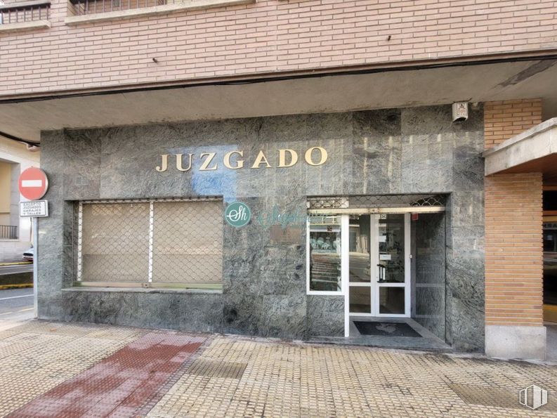 Retail for rent at Paseo Ezequiel González, Segovia, 40002 with door, window, building, fixture, brick, brickwork, wall, font, facade and wood around