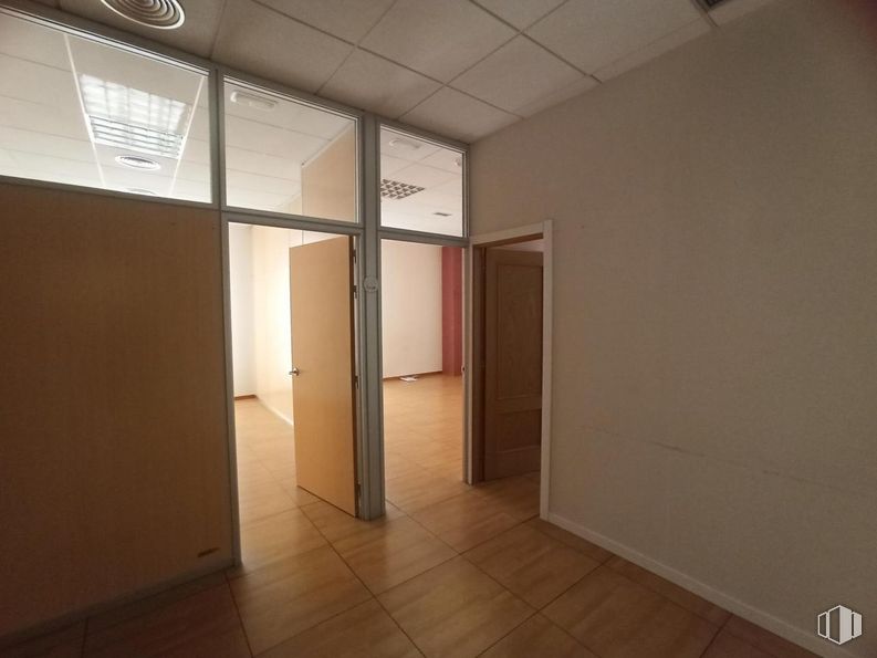 Office for rent at Edificio Curia, Calle Trinitarios, 1, Toledo, 45003 with door, fixture, interior design, flooring, floor, wood, wall, hall, ceiling and glass around