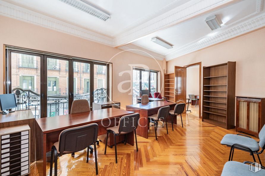 Oficina en alquiler en Calle San Bernardo, Centro, Madrid, 28015 con silla, mesa, mueble, propiedad, madera, planta, edificio, planta de interior, marco y interiorismo alrededor