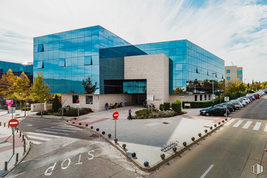 Oficina en alquiler en Calle Isla del Hierro, 7, San Sebastián de los Reyes, Madrid, 28700 con edificio, cielo, nube, día, planta, diseño urbano, arquitectura, árbol, casa y asfalto alrededor