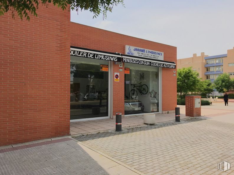 Retail for sale at Paseo Convivencia, 3, Torrejón de Ardoz, Madrid, 28850 with building, sky, tree, road surface, door, fixture, brick, facade, brickwork and sidewalk around