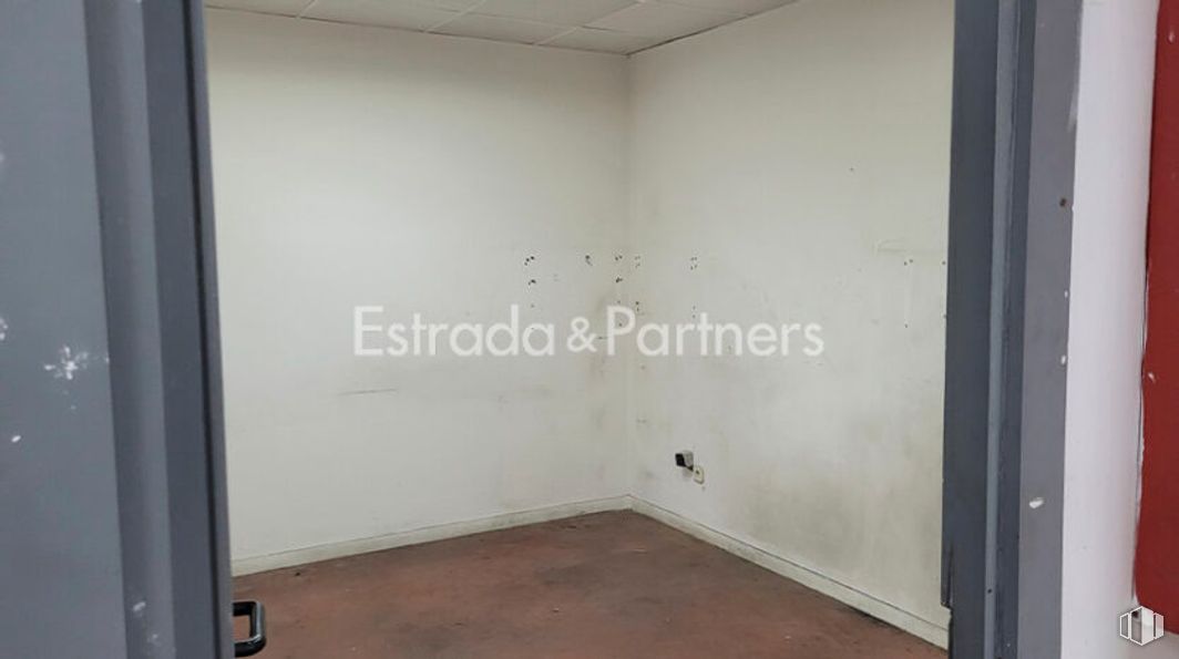 Industrial for rent at Calle Resina, Villaverde, Madrid, 28021 with fixture, flooring, wood, floor, ceiling, composite material, automotive exterior, paint, glass and rectangle around