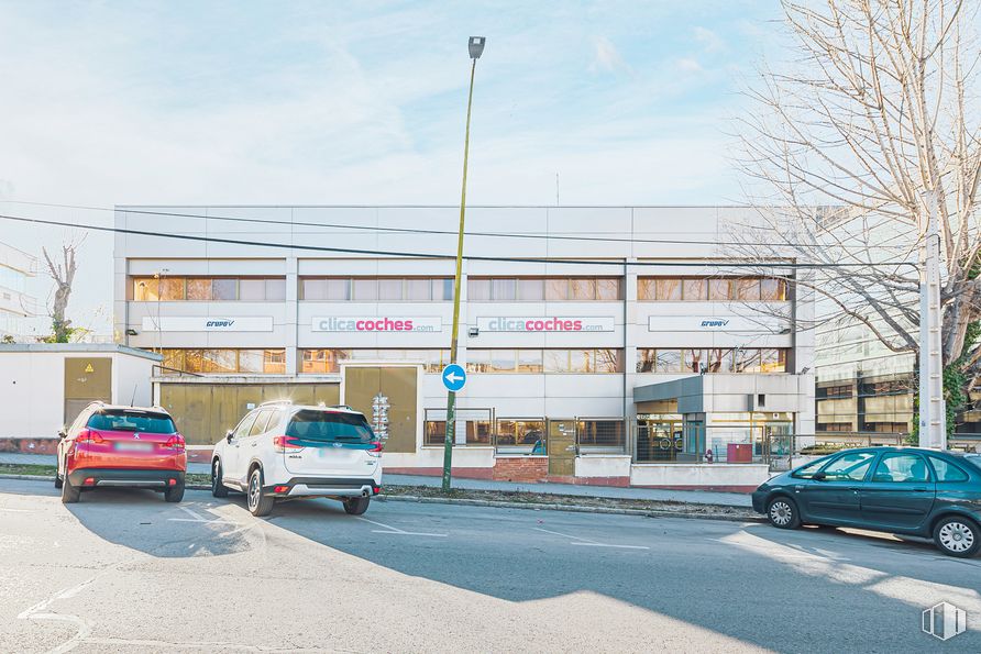 Oficina en alquiler en Calle Valportillo I, 11, Alcobendas, Madrid, 28100 con coche, edificio, luz de estacionamiento, rueda, vehículo terrestre, neumático, cielo, vehículo, matrícula del vehículo y nube alrededor