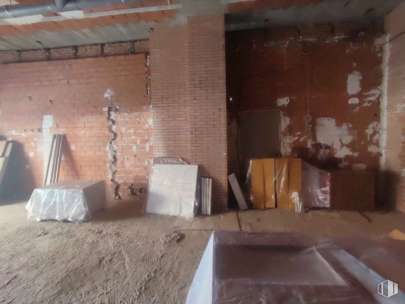 Retail for rent at Calle Alonso Quijano, Fuencarral - El Pardo, Madrid, 28034 with packaged goods, wood, floor, flooring, hardwood, building material, composite material, plywood, brick and beige around