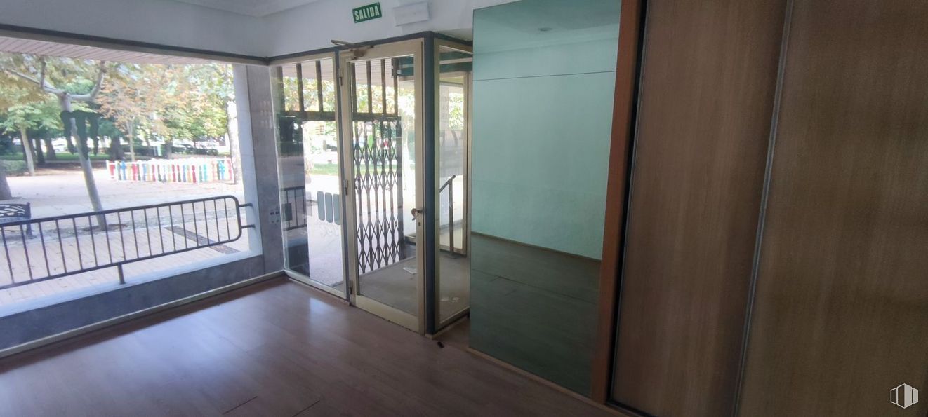 Retail for rent at Calle Jardines del Recreo, Ávila, 05001 with building, fixture, plant, door, automotive exterior, floor, flooring, wood, glass and hardwood around