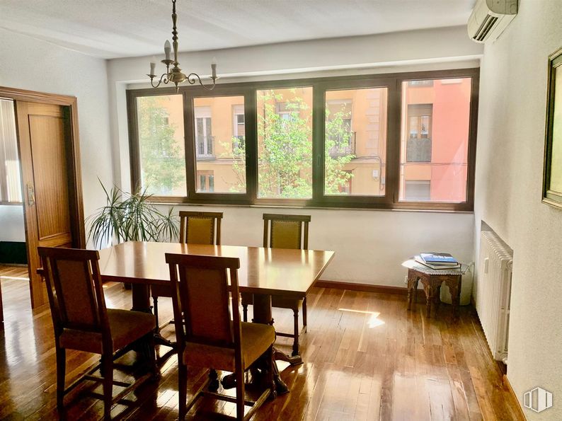 Oficina en alquiler en Zona Ríos Rosas, Chamberí, Madrid, 28003 con silla, mesa de cocina y comedor, alumbrado, candelabro, mesa, lámpara, puerta, marco, mueble y ventana alrededor