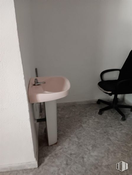 Local en venta en Calle Torrelaguna, 8, Alcalá de Henares, Madrid, 28807 con silla, fregadero, grifo, accesorios de fontanería, lavabo, cuarto de baño, fluido, suelo, madera y edificio alrededor