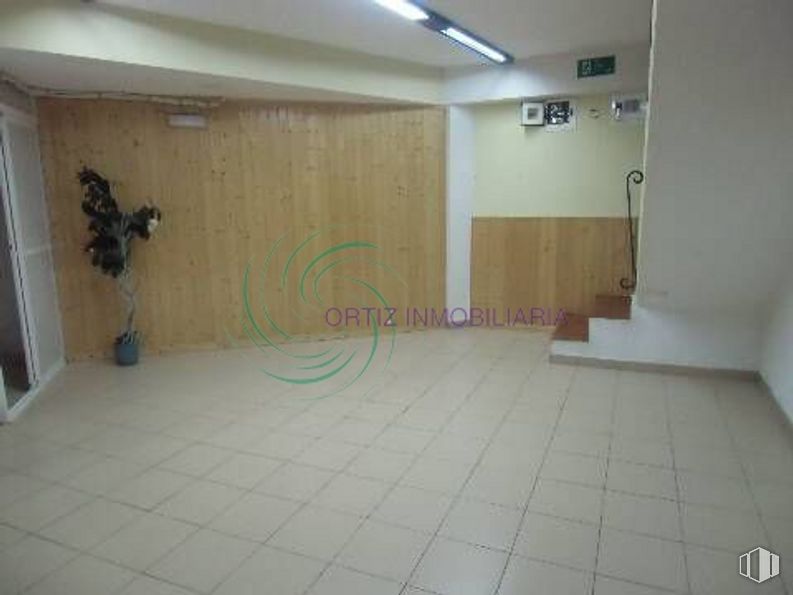 Retail for sale at Zona Puerta de Valencia, Cuenca, 16001 with houseplant, light fixture, plant, flowerpot, flooring, floor, wall, fixture, hall and ceiling around