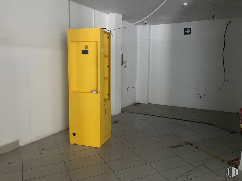 Retail for sale & for rent at Plaza del Salvador, Leganés, Madrid, 28912 with cabinetry, flooring, floor, fixture, gas, door, building, ceiling, metal and aluminium around