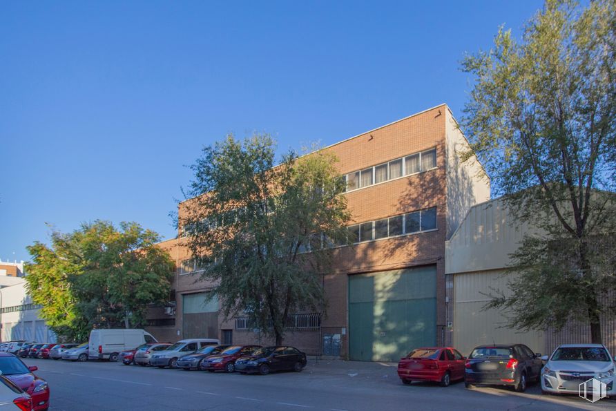 Industrial for rent at Camino Hormigueras, Villa de Vallecas, Madrid, 28031 with car, window, building, sky, land vehicle, tire, daytime, wheel, vehicle and blue around