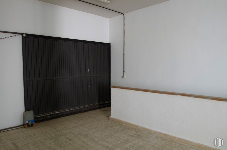 Retail for rent at Calle Escorial, 13, Las Rozas de Madrid, Madrid, 28230 with wood, building, floor, flooring, hall, hardwood, composite material, ceiling, concrete and art around