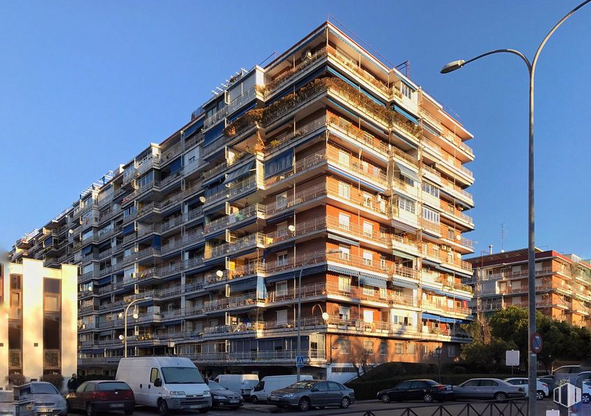 Local en alquiler en Calle Porto Colón, Alcorcón, Madrid, 28924 con coche, camioneta, edificio, luz de la calle, cielo, durante el día, propiedad, rueda, neumático y bloque de pisos alrededor